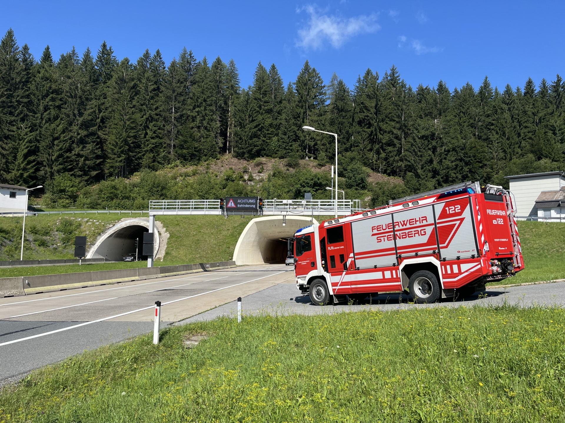 Ausfall der Löschwasserversorgung im Herzogbergtunnel und ein Verkehrsunfall auf der A2